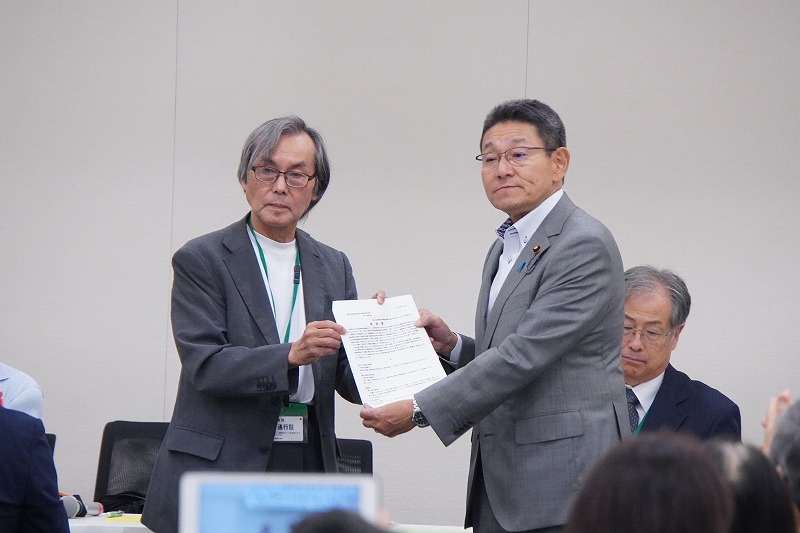 義務教育未修了者 90万人「教育機会確保法」改正へ夜間中学関係者が要望書提出